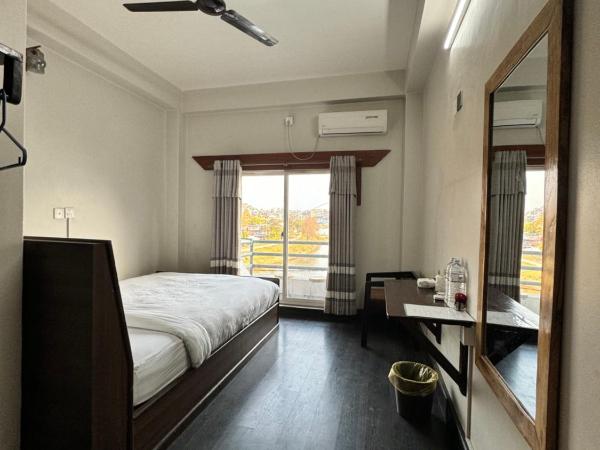 Hotel Night Trails : photo 1 de la chambre chambre lit queen-size avec balcon