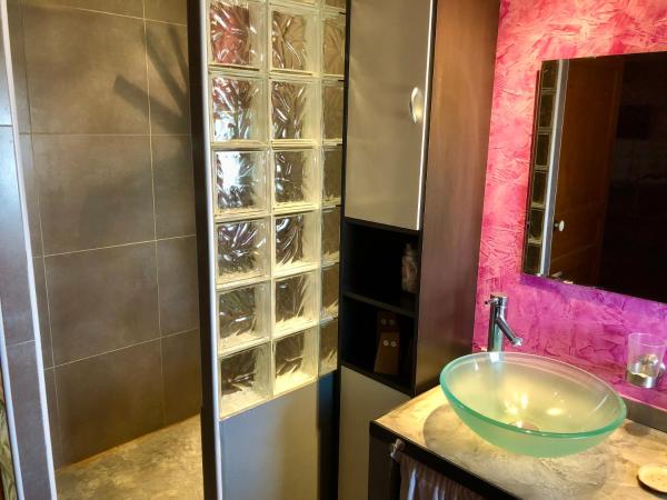 Les Volets Bleus Provence : photo 1 de la chambre chambre familiale (5 adultes)