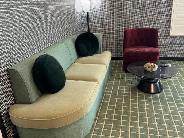 The Adler a Hollywood Hotel : photo 7 de la chambre hébergement lit king-size - vue sur panneau hollywood