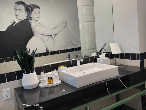 The Adler a Hollywood Hotel : photo 8 de la chambre hébergement lit king-size - vue sur panneau hollywood