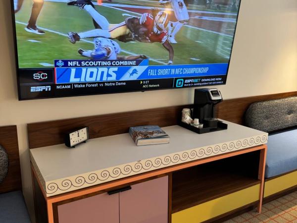 The Adler a Hollywood Hotel : photo 9 de la chambre hébergement lit king-size avec grande télévision