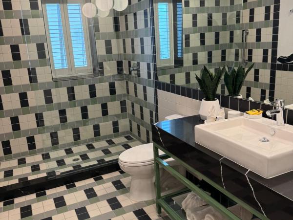 The Adler a Hollywood Hotel : photo 9 de la chambre hébergement lit king-size - vue sur panneau hollywood