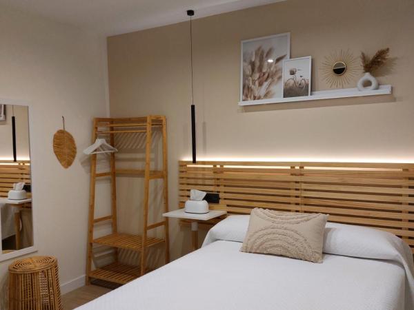 Pensión Cabezas Oviedo : photo 9 de la chambre chambre double avec salle de bains privative