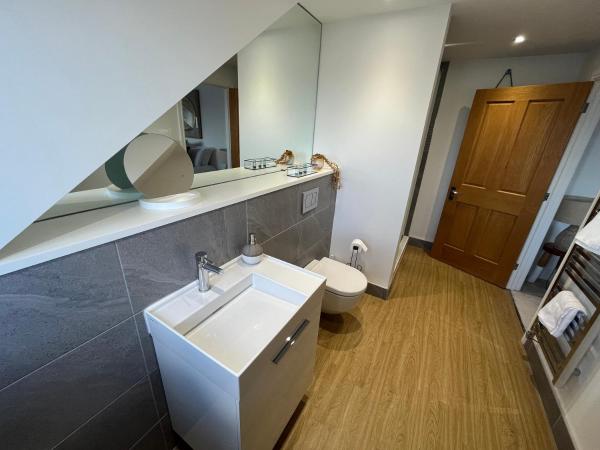 Beachcliff Rooms & Apartments : photo 9 de la chambre suite deluxe avec lit king-size