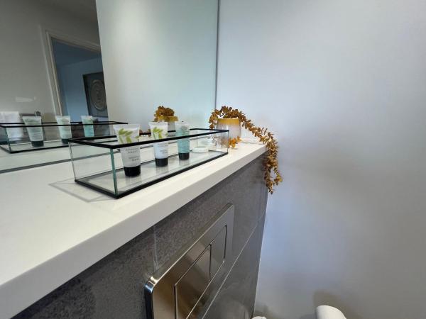 Beachcliff Rooms & Apartments : photo 7 de la chambre suite deluxe avec lit king-size