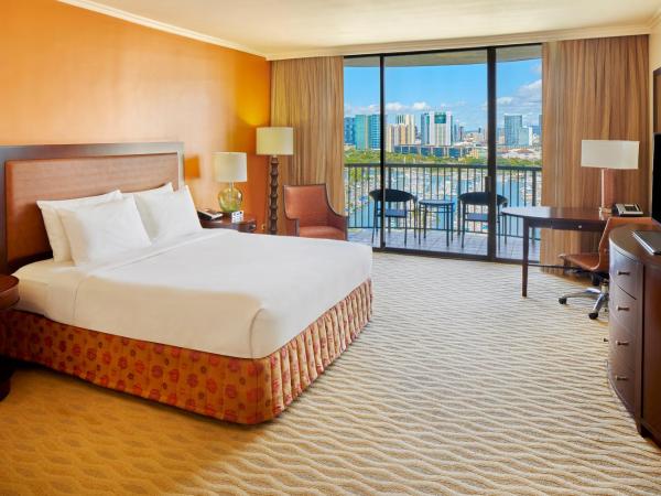 Hilton Hawaiian Village Waikiki Beach Resort : photo 1 de la chambre hébergement lit king-size - tour arc-en-ciel - vue sur océan et port de plaisance