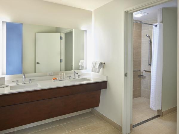 Hilton Hawaiian Village Waikiki Beach Resort : photo 3 de la chambre chambre lit king-size avec douche accessible en fauteuil roulant et vue sur le complexe hôtelier tapa - accessible aux personnes à mobilité réduite