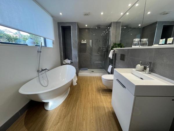 Beachcliff Rooms & Apartments : photo 4 de la chambre suite deluxe avec lit king-size