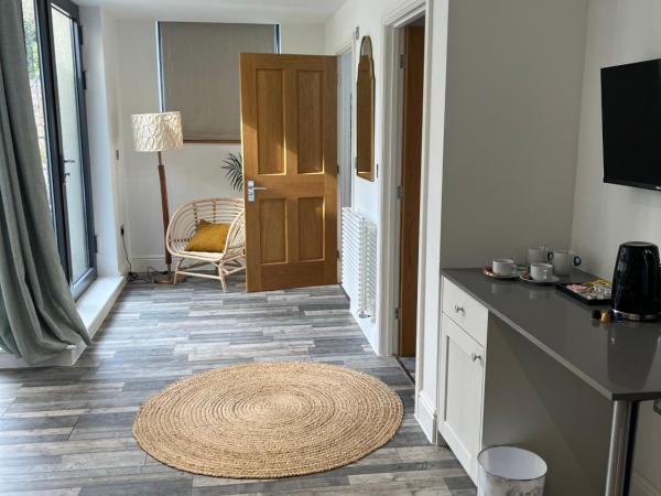 Beachcliff Rooms & Apartments : photo 6 de la chambre suite deluxe avec lit king-size