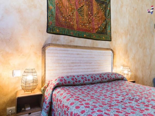 Hostal Artistic B&B : photo 4 de la chambre grande chambre double 