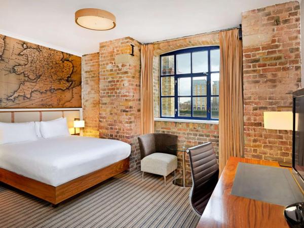DoubleTree by Hilton London - Docklands Riverside : photo 1 de la chambre chambre lit queen-size