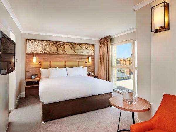 DoubleTree by Hilton London - Docklands Riverside : photo 1 de la chambre chambre lit king-size