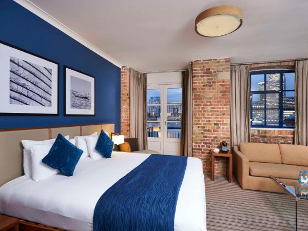 DoubleTree by Hilton London - Docklands Riverside : photo 4 de la chambre suite junior avec balcon - vue sur rivière