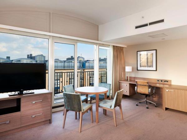 DoubleTree by Hilton London - Docklands Riverside : photo 5 de la chambre suite 1 chambre lit king-size