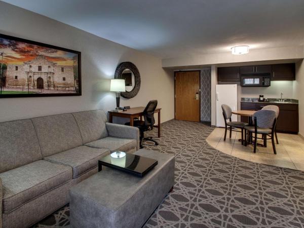 Drury Plaza Hotel San Antonio Airport : photo 3 de la chambre suite lit king-size avec kitchenette