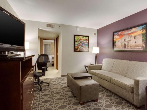 Drury Plaza Hotel San Antonio Airport : photo 2 de la chambre suite avec 2 lits queen-size