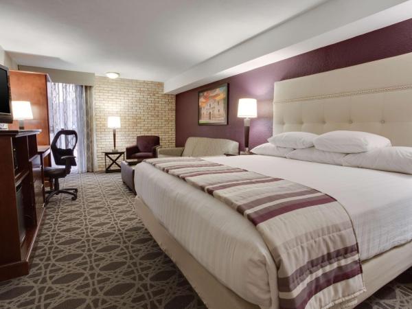 Drury Plaza Hotel San Antonio Airport : photo 1 de la chambre chambre lit king-size deluxe avec canapé-lit