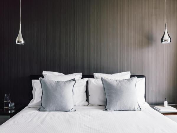 Quay West Suites Melbourne : photo 3 de la chambre three-bedroom two-bathroom premium apartment with balcony - floors 16-26