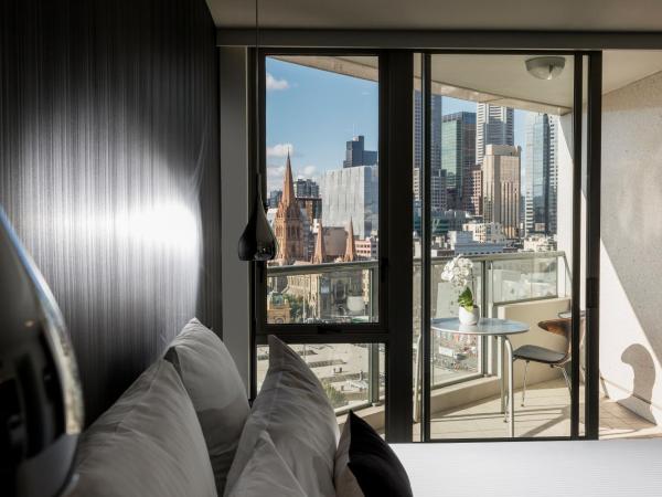 Quay West Suites Melbourne : photo 7 de la chambre three-bedroom two-bathroom premium apartment with balcony - floors 16-26
