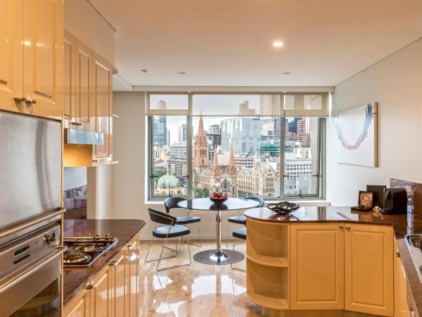 Quay West Suites Melbourne : photo 4 de la chambre three-bedroom two-bathroom premium apartment with balcony - floors 16-26