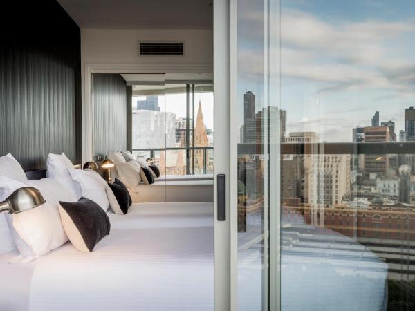 Quay West Suites Melbourne : photo 1 de la chambre two-bedroom premium apartment with balcony - floors 16 -21