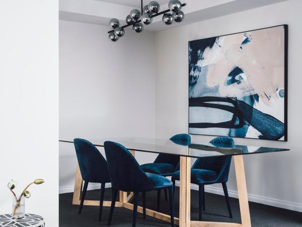 Quay West Suites Melbourne : photo 8 de la chambre two-bedroom premium apartment with balcony - floors 16 -21