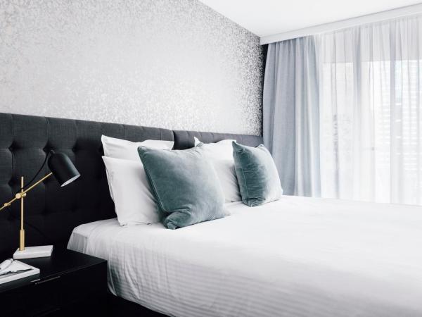 Quay West Suites Melbourne : photo 6 de la chambre two-bedroom premium apartment with balcony - floors 16 -21