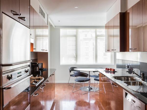 Quay West Suites Melbourne : photo 4 de la chambre two-bedroom premium apartment with balcony - floors 16 -21