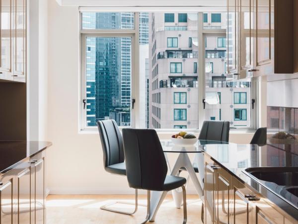 Quay West Suites Melbourne : photo 3 de la chambre two-bedroom premium apartment with balcony - floors 16 -21