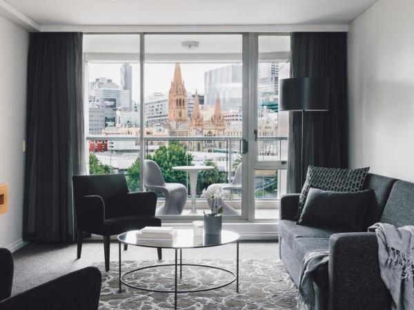 Quay West Suites Melbourne : photo 5 de la chambre one-bedroom superior king suite with balcony and city view - floors 4-9