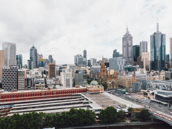 Quay West Suites Melbourne : photo 4 de la chambre one-bedroom superior king suite with balcony and city view - floors 4-9