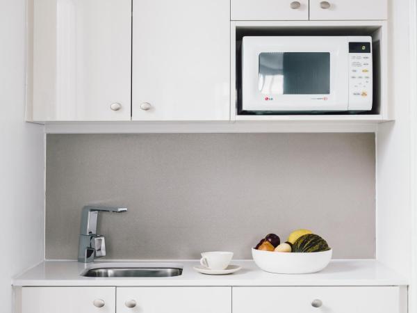 Quay West Suites Melbourne : photo 9 de la chambre chambre studio lits jumeaux