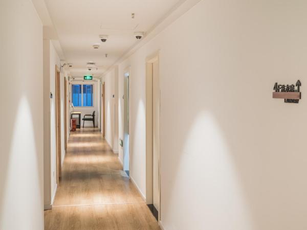 Joy Hongqiao Airport and Railway Hotel : photo 5 de la chambre lit superposé en dortoir masculin avec salle de bains commune