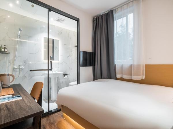 Joy Hongqiao Airport and Railway Hotel : photo 1 de la chambre chambre double avec salle de bains privative