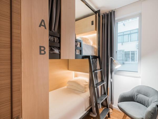Joy Hongqiao Airport and Railway Hotel : photo 1 de la chambre lit superposé en dortoir masculin avec salle de bains commune