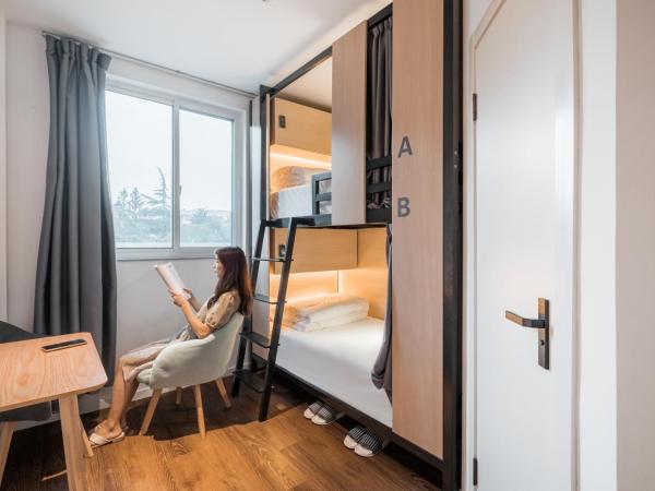 Joy Hongqiao Airport and Railway Hotel : photo 3 de la chambre lits superposés dans dortoir masculin 