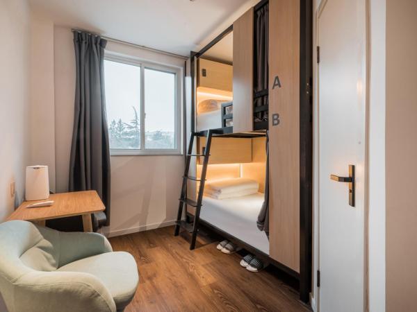 Joy Hongqiao Airport and Railway Hotel : photo 2 de la chambre lits superposés dans dortoir masculin 