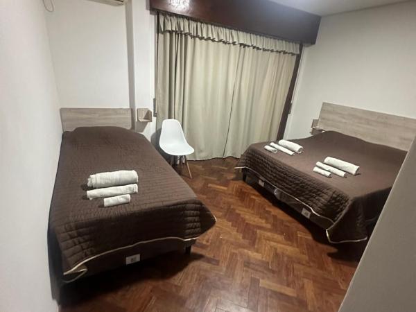 Hostel San Vicente : photo 4 de la chambre chambre double avec balcon (3 adultes)