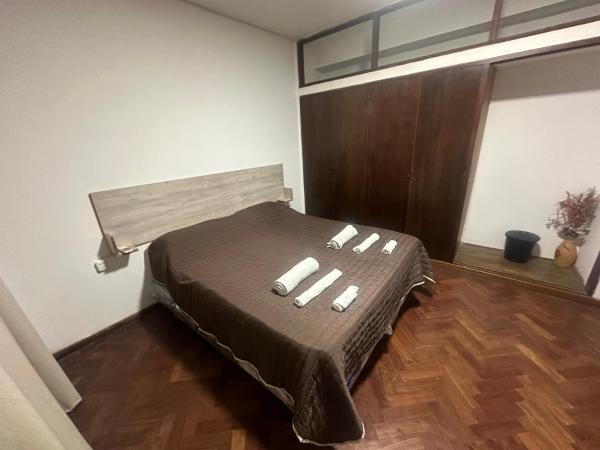 Hostel San Vicente : photo 2 de la chambre chambre double avec balcon (3 adultes)