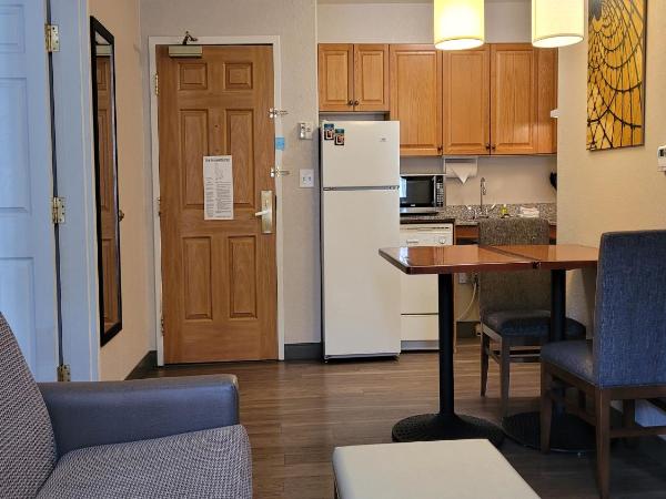 Staybridge Suites - Calgary Airport, an IHG Hotel : photo 3 de la chambre suite 2 chambres avec douche accessible en fauteuil roulant