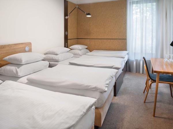 Hotel Golf Prague : photo 2 de la chambre chambre quadruple dépendance - bâtiment annexe