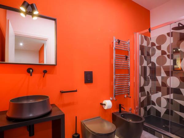 Napoli Games Apartments by Dimorra : photo 3 de la chambre chambre quadruple avec salle de bains privative