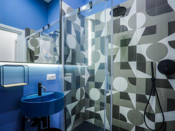 Napoli Games Apartments by Dimorra : photo 8 de la chambre chambre triple avec salle de bains privative