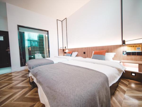 POSHPACKER·Chengdu Local Tea Hostel : photo 6 de la chambre chambre lits jumeaux de luxe avec salle de bains privée