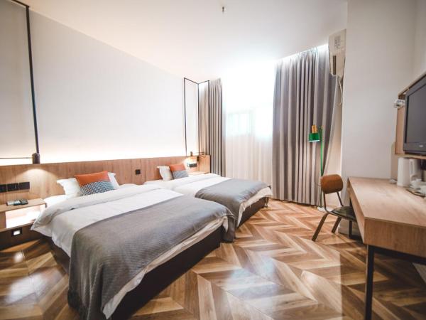 POSHPACKER·Chengdu Local Tea Hostel : photo 4 de la chambre chambre lits jumeaux de luxe avec salle de bains privée