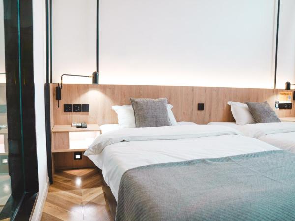 POSHPACKER·Chengdu Local Tea Hostel : photo 3 de la chambre chambre lits jumeaux de luxe avec salle de bains privée