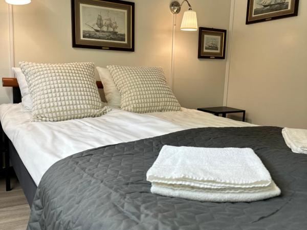 Den Röda Båten : photo 1 de la chambre chambre lits jumeaux avec salle de bains commune