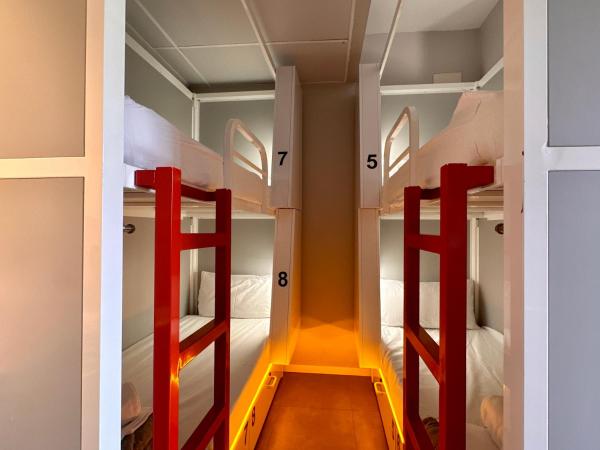 Sun & Moon Hostel : photo 3 de la chambre lit simple dans dortoir mixte (8 adultes)