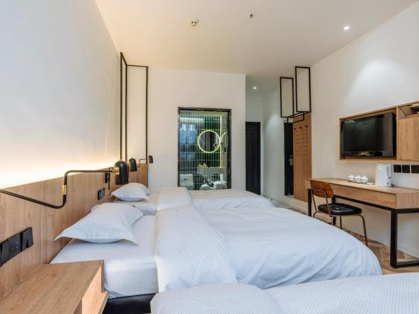 POSHPACKER·Chengdu Local Tea Hostel : photo 3 de la chambre chambre familiale triple avec salle de bains privative