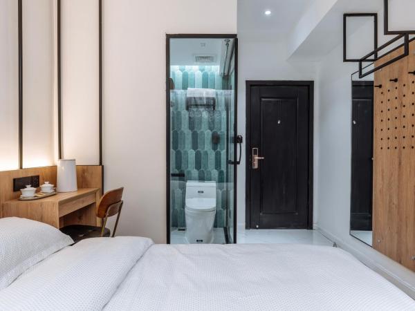 POSHPACKER·Chengdu Local Tea Hostel : photo 6 de la chambre chambre double confort avec salle de bains privative